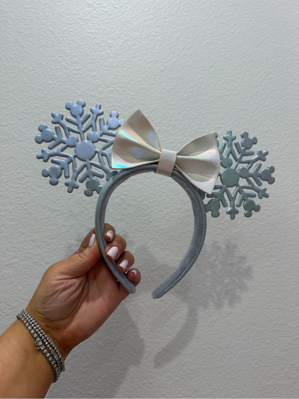 NEW Disney Stitch Shoppe By Loungefly Minnie Mouse Snowflake Ear Headband - Picture 2 of 8